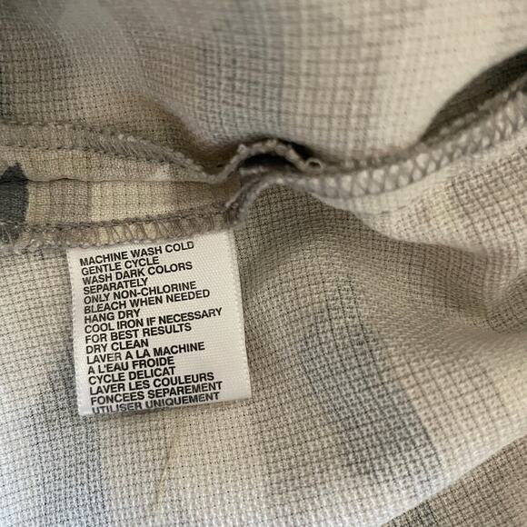 Tommy Bahama 100% Silk Men's Aloha Style Dress Shirt / Light Gray/ Size XL - Picture 7 of 9